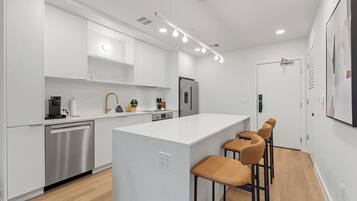 Suite Deluxe, 1 habitación, balcón | Cocina privada | Refrigerador, microondas, horno y parrilla de estufa