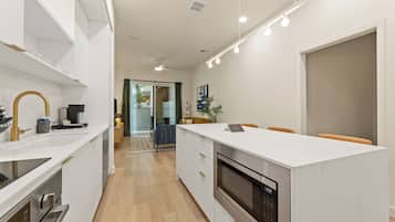 1 Bedroom Executive Suite w/ Balcony | Private kitchen