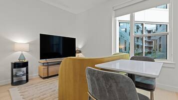 Deluxe King | Dining room