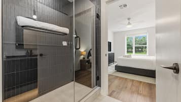 Deluxe appartement, 2 slaapkamers, balkon | Badkamer | Een douche, gratis toiletartikelen, een haardroger, handdoeken