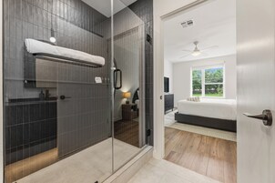 2 Bedroom Deluxe Suite w/ Balcony | Bathroom | Shower, free toiletries, hair dryer, towels