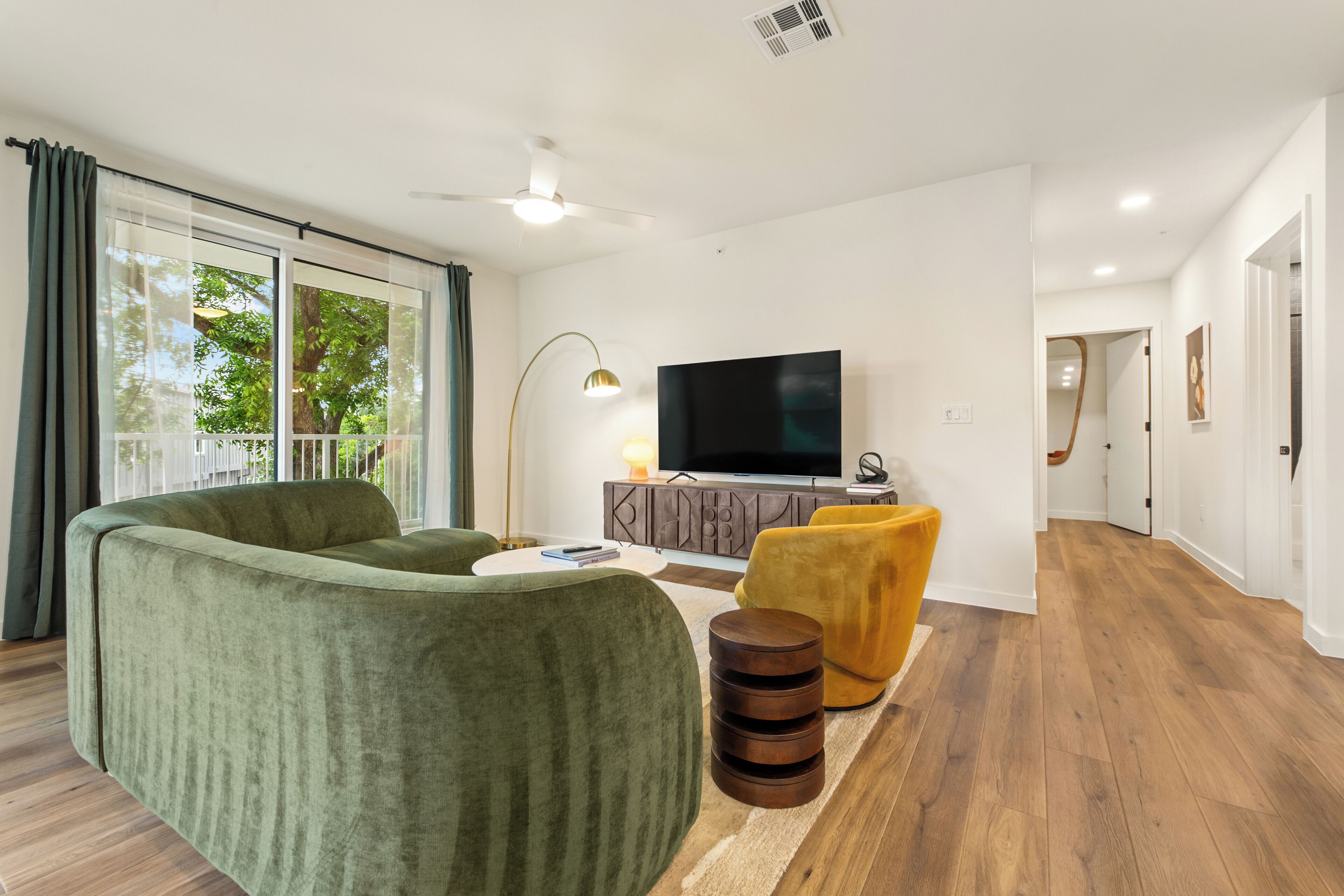 Superior suite, 2 slaapkamers, balkon | Woonruimte | Een 55-inch smart-tv met digitale zenders