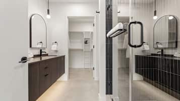 2 Bedroom Deluxe Suite w/ Balcony | Bathroom | Shower, free toiletries, hair dryer, towels