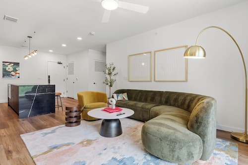 Deluxe-Apartment, 2 Schlafzimmer, Balkon | Wohnbereich | 55-Zoll-Smart-TV mit Digitalempfang