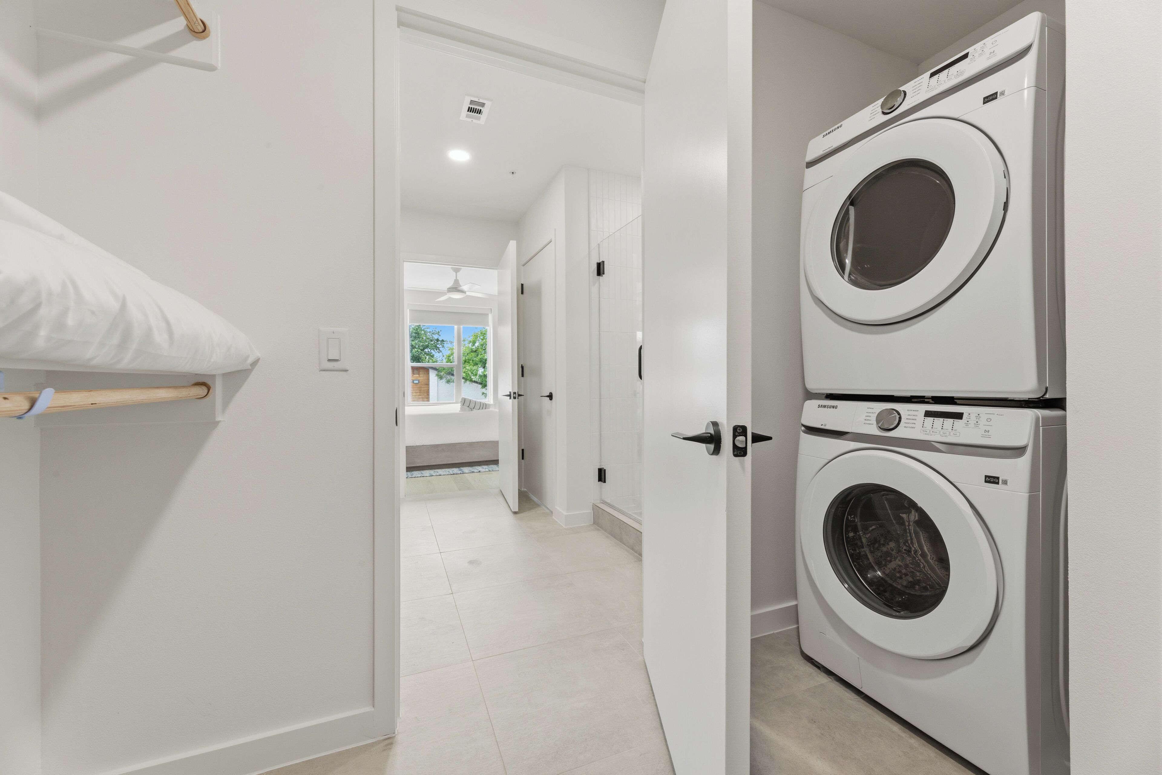 1 Bedroom Superior Suite w/ Balcony | Laundry