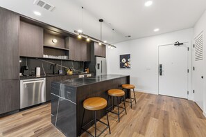 Refrigerador, microondas, horno, placa de cocina