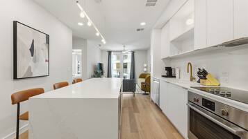 Deluxe suite, 1 slaapkamer, balkon | Privékeuken | Een koelkast, een magnetron, een oven, een kookplaat