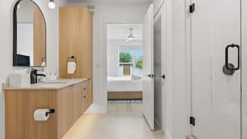 Departamento superior, 1 habitación, balcón | Baño | Regadera, amenidades de baño gratuitas, secadora de cabello, toallas
