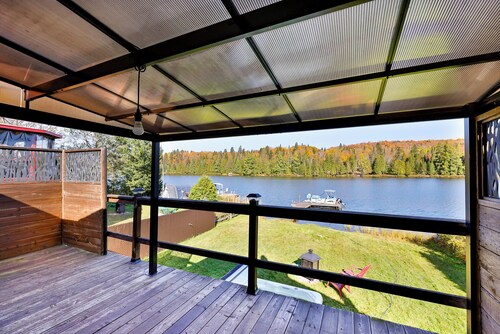 5 minutes from Mont-Garceau! Waterfront cottage with spa in Saint-Donat.