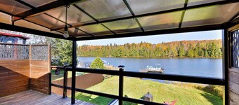5 minutes from Mont-Garceau! Waterfront cottage with spa in Saint-Donat.