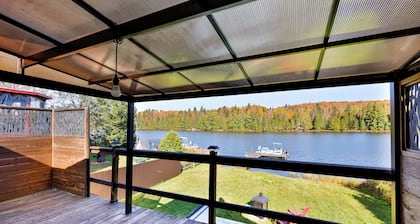 5 minutes from Mont-Garceau! Waterfront cottage with spa in Saint-Donat.