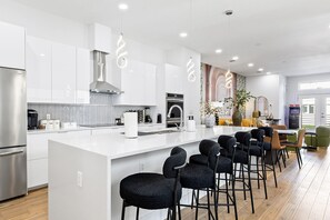 Mikrobølgeovn, ovn, kokeplater og oppvaskmaskin