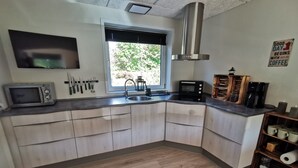 Eine moderne Küche mit Mikrowelle, Toaster, Spüle und Kaffeemaschine.