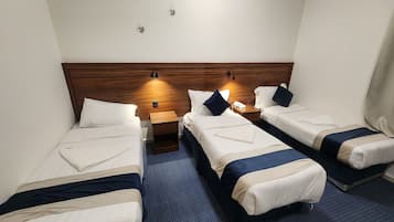 Habitació triple, vistes a la ciutat | Wifi gratuïta