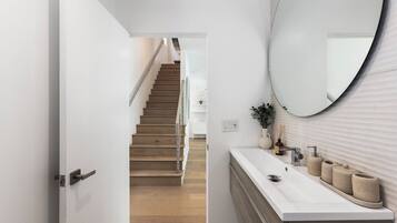Casa familiar, vista a la ciudad | Baño | Secadora de cabello, toallas, jabón, shampoo