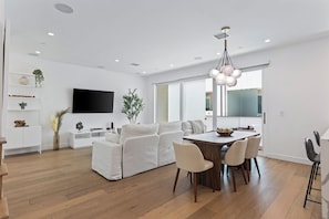 Family House, City View | Living area - Casa Sycamore by Oraklus (Los Angeles)