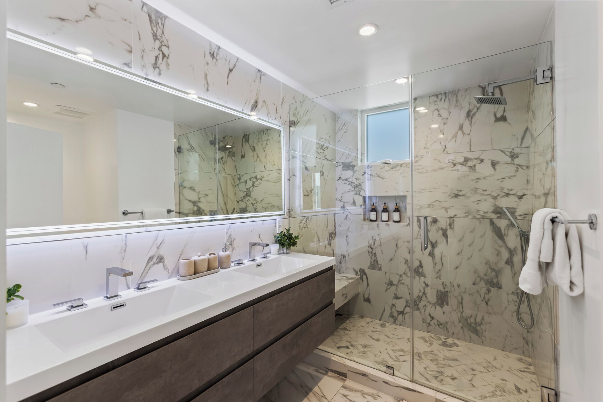Family House, City View | Bathroom | Hair dryer, towels, soap, shampoo