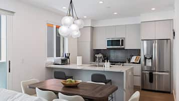 Family House, City View | Ruang makan
