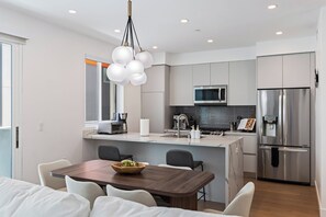 Dining room - Casa Sycamore by Oraklus (Los Angeles)