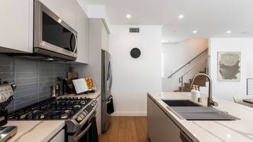 Family House, City View | Private kitchen | Full-size fridge, microwave, oven, stovetop