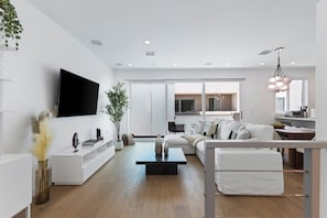Family House, City View | Living area