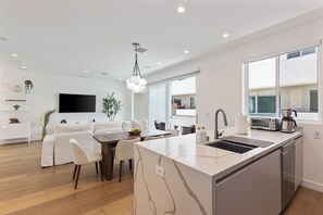 Casa familiare, vista città | Cucina privata | Frigorifero con congelatore, microonde, forno, piano cottura