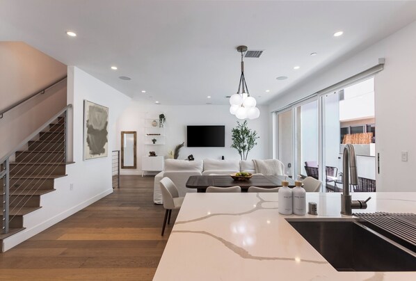 Family House, City View | Private kitchen | Full-size fridge, microwave, oven, stovetop - Casa Sycamore by Oraklus (Los Angeles)