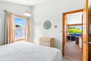 Travel cot, WiFi, bed sheets
