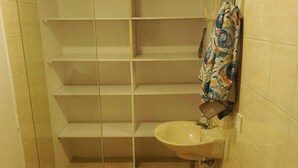 Ein kleines Badezimmer mit Toilette, Waschbecken und Duschkabine.