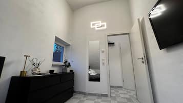 Apartment, 2 Bedrooms, Pets Allowed, City View | Living area