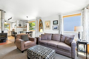 TV - Pet-friendly Oceanfront Getaway Sleeps 5 (Rockaway Beach)