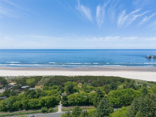Pet-friendly Oceanfront Getaway Sleeps 5