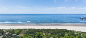Pet-friendly Oceanfront Getaway Sleeps 5