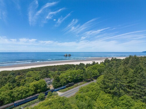 Pet-friendly Oceanfront Getaway Sleeps 5