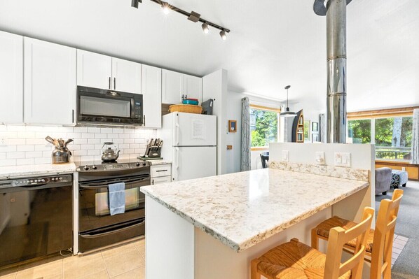 Réfrigérateur, un four, cafetière-théière