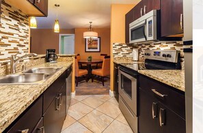 Mikrobølgeovn, ovn, kokeplater og oppvaskmaskin