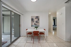 Dining - Costerra Naples 2BED (Naples)