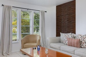 Smart TV - Costerra Naples 2BED (Naples)