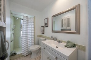 Douche, séchoir à cheveux, serviettes fournies, savon
