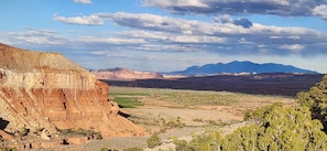 A mountainous landscape with a valley and distant mountains under a partly cloudy sky. - Exceptional Vacation Home -2 bdr in Torrey, Utah near Capital Reef National Park (Torrey)