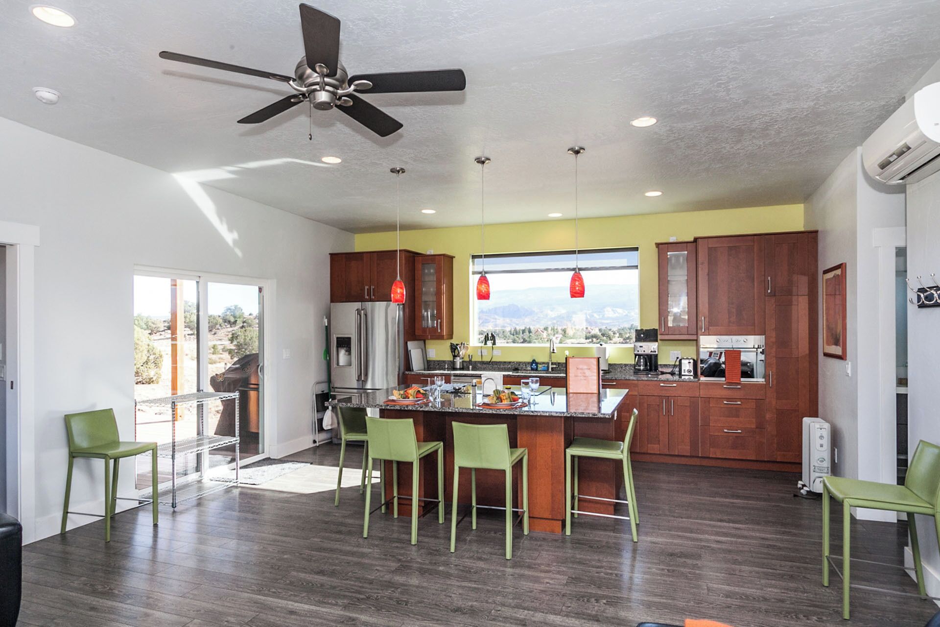 Mikrobølgeovn, ovn, kokeplater og oppvaskmaskin