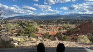 Vista de un paisaje con montañas, árboles y un cielo despejado.