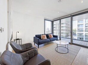 Living area - *RARE FIND* Luxury Collection Central (London)