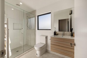 Douche, sèche-cheveux, serviettes fournies, savon