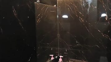 Deluxe Room | Bathroom | Shower, towels, soap, shampoo