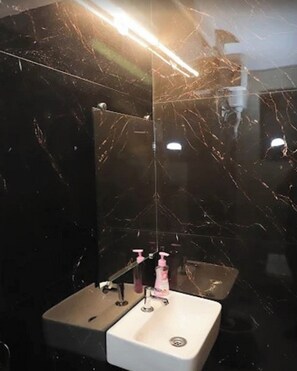 Deluxe Room | Bathroom | Shower, towels, soap, shampoo - Hotel Ratna Residency (Panvel)