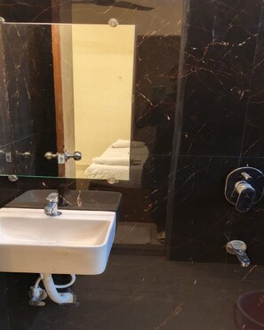 Deluxe Room | Bathroom - Hotel Ratna Residency (Panvel)
