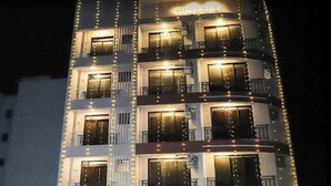 Un hotel de varios pisos con balcones y un letrero que dice "Hotel".