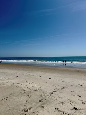 En la playa, camastros y toallas de playa 