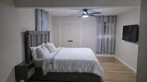 Tabla de planchar con plancha, wifi gratis y ropa de cama